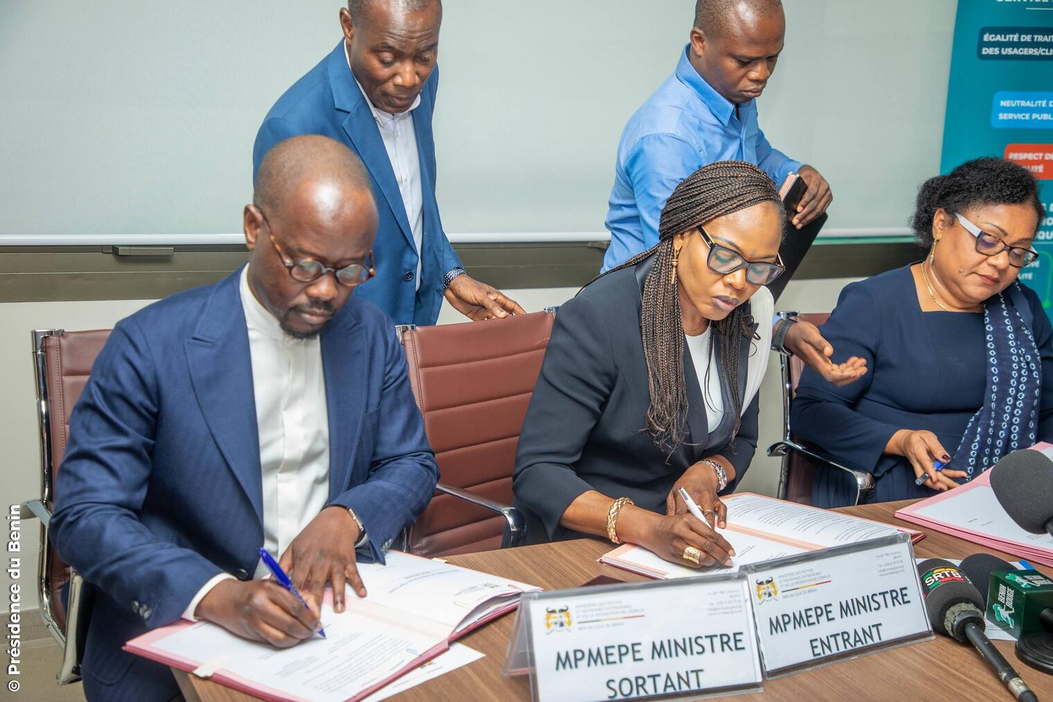MADAME AWAOU BACO PREND OFFICIELLEMENT SES FONCTIONS AU MINISTERE DES PETITES ET MOYENNES ENTREPRISES ET DE LA PROMOTION DE L’EMPLOI, EN CHARGE DE LA FORMATION PROFESSIONNELLE
