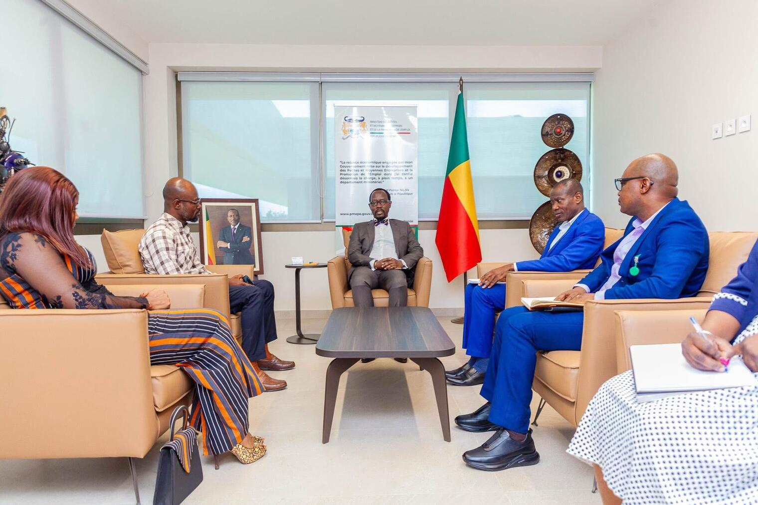 LE MINISTRE DES PME ET DE LA PROMOTION DE L’EMPLOI, M. MODESTE TIHOUNTE KÉRÉKOU, A REÇU EN AUDIENCE, CE MERCREDI 17 DECEMBRE 2025, M. KOSSI VIGAN : BOTTIER, MAROQUINIER ET MME. FATOUMATA DOSSO : CREATRICE DE MODE.